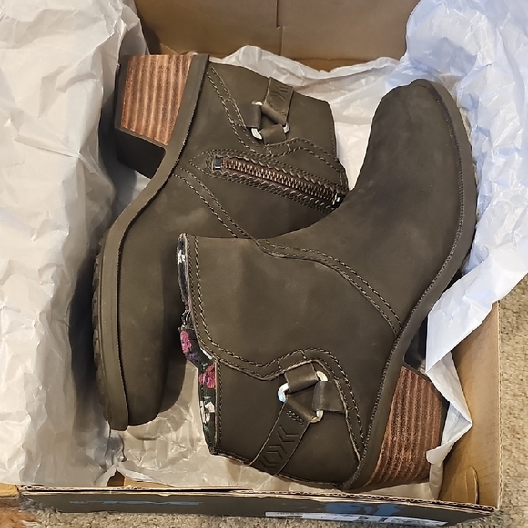 Teva Foxy Ankle Black Olive Boots - Picture 1 of 4